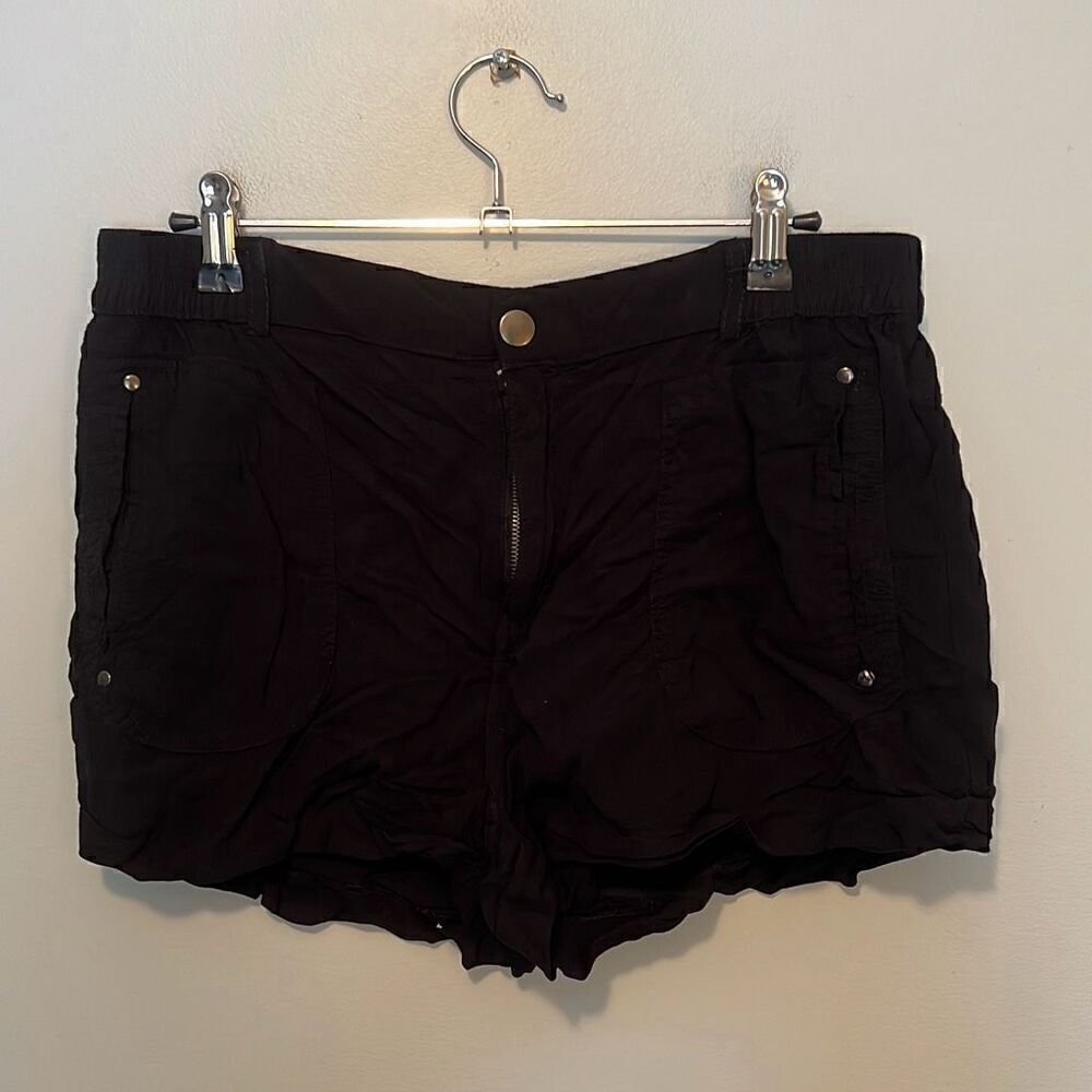 Forever 21 Women's Black Casual Zip Closure Studded Pocket Detail Shorts Size 28